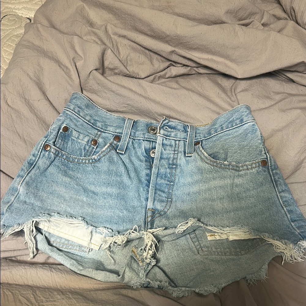 Levi 501 shorts size 24